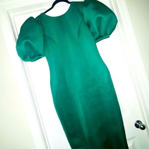 Holiday Cheer 🥂Puffy, green midi cew backless dress.